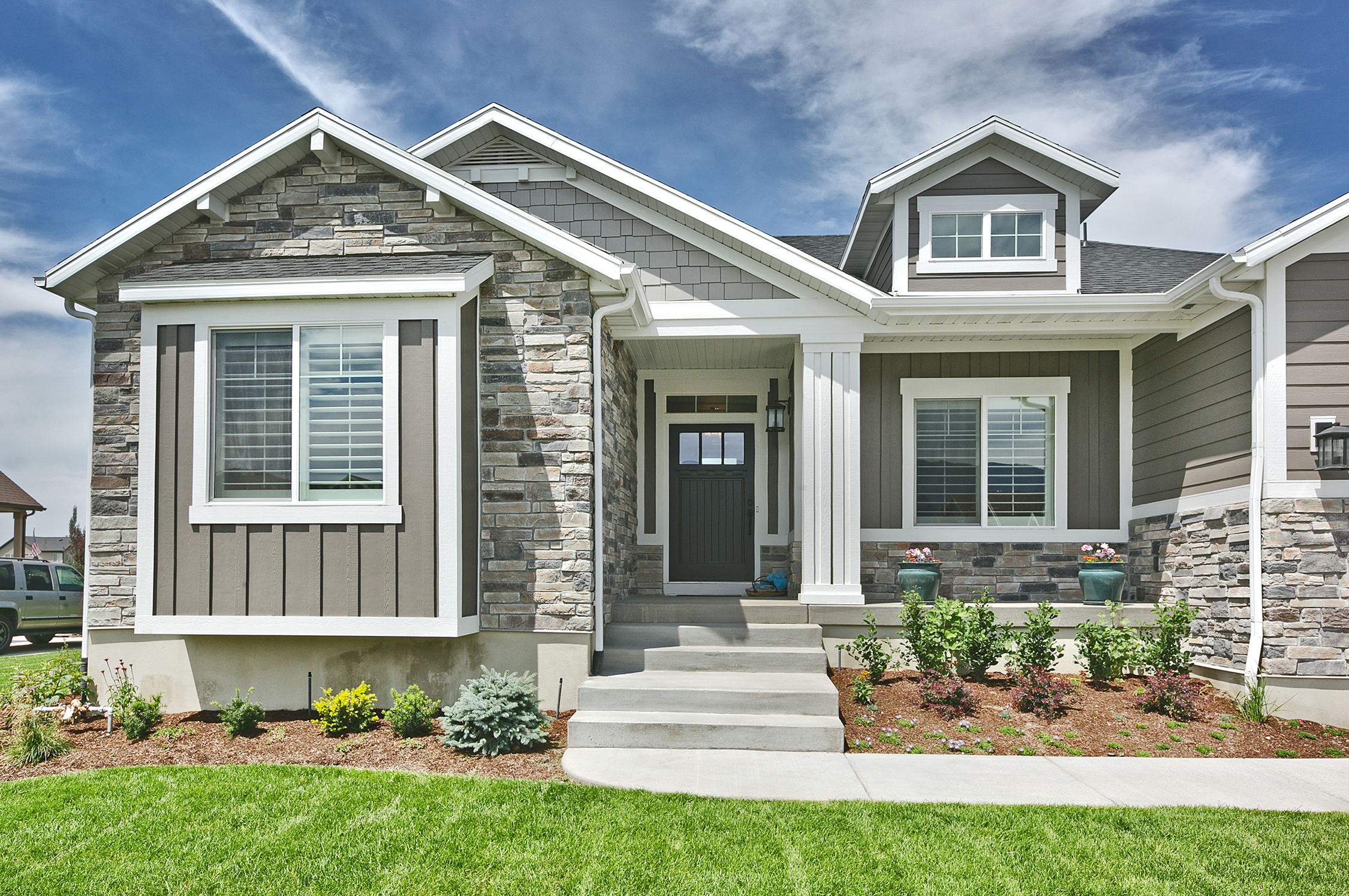 Cultured Stone in Country Ledgestone and the Echo Ridge colorway