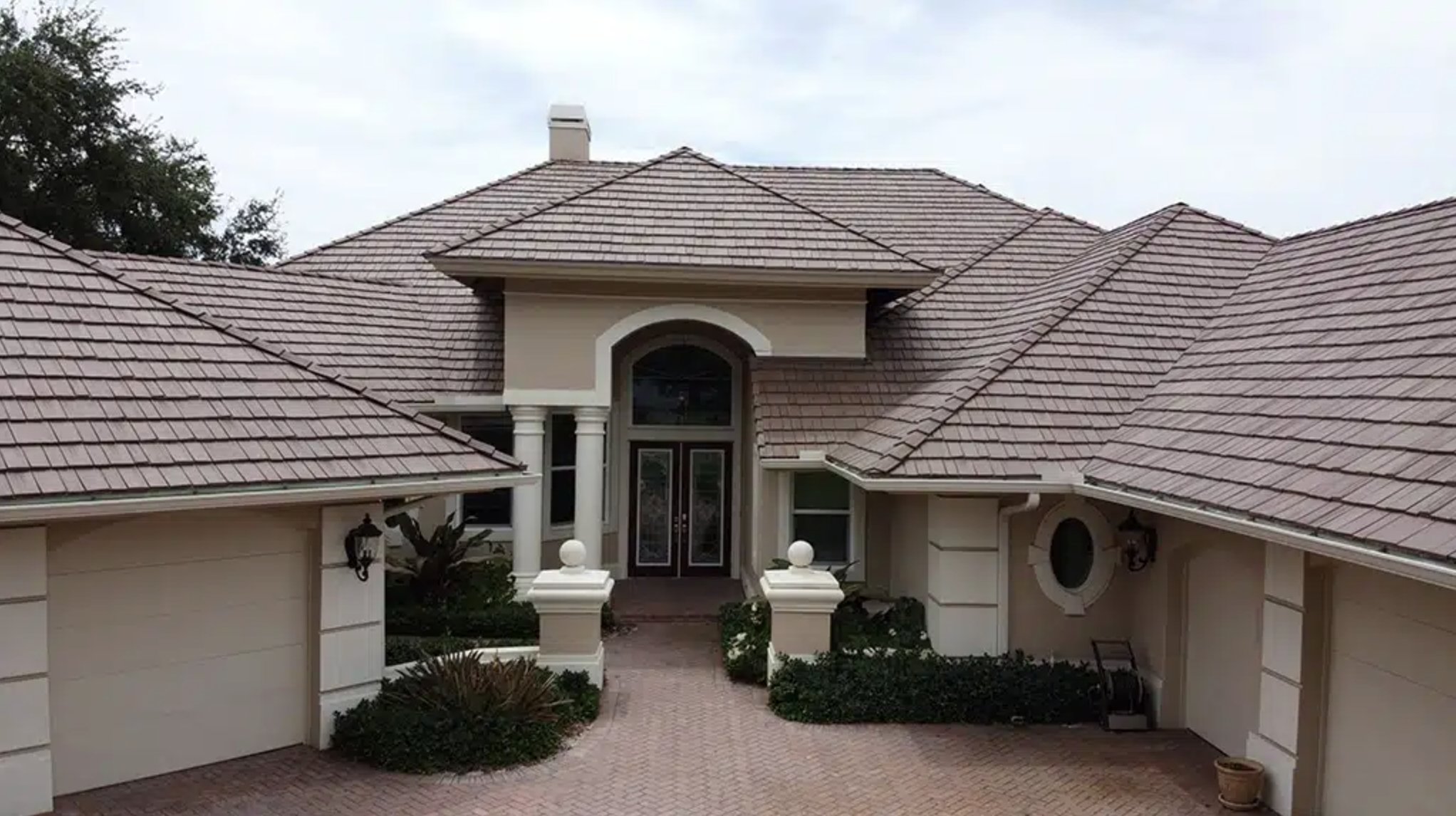 Autumn Blend Shake on Tan Stucco House