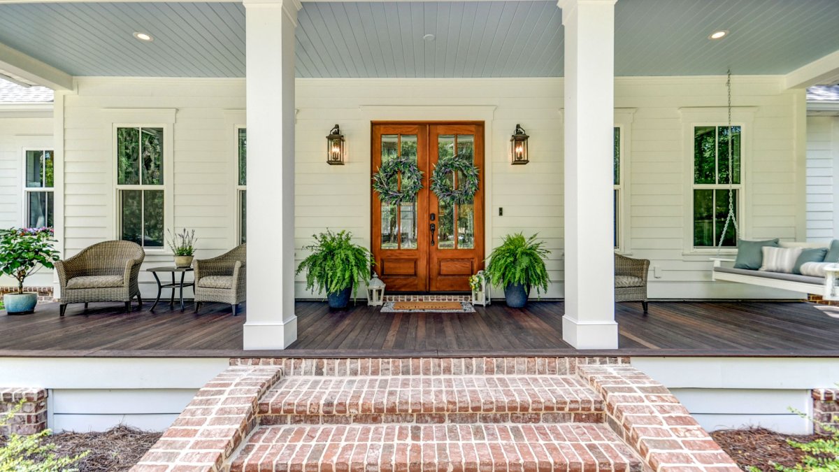 A home with Royal Column Wraps