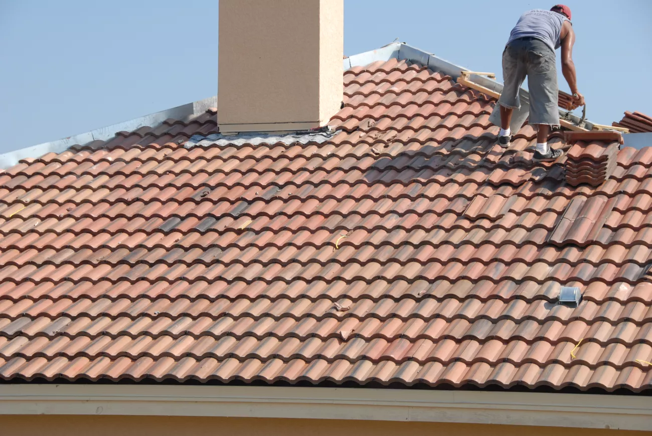 Villa splah roof being installed